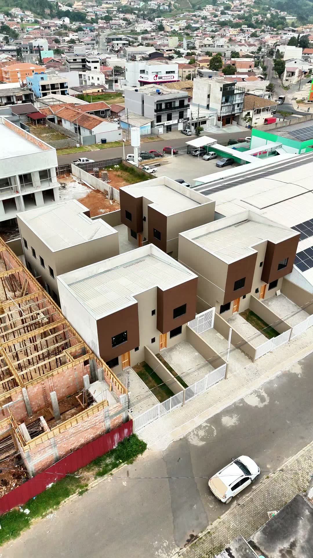 Vista aérea do condomínio dos sobrados e do bairro em volta