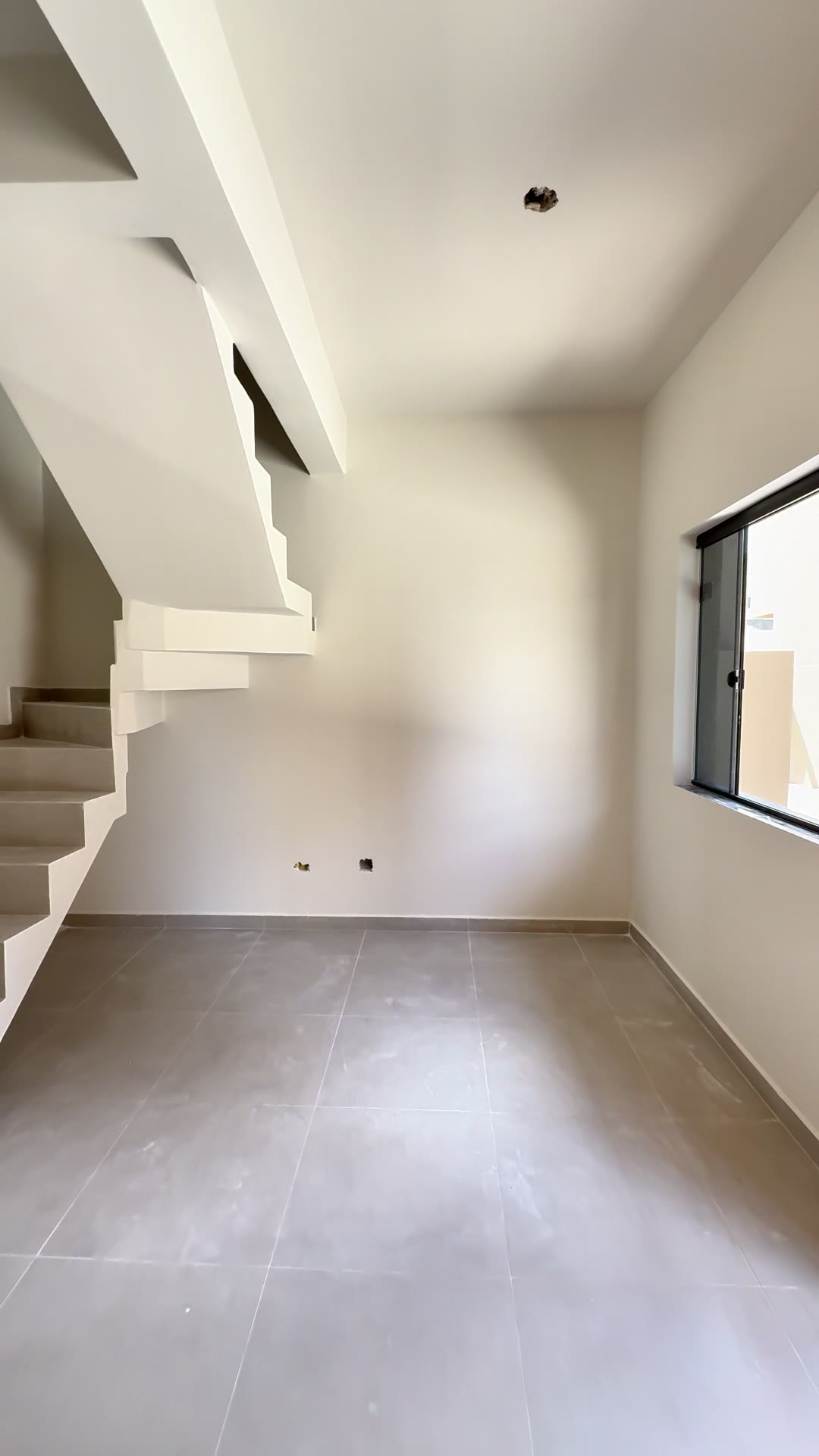 Sala com a escada para o pavimento superior