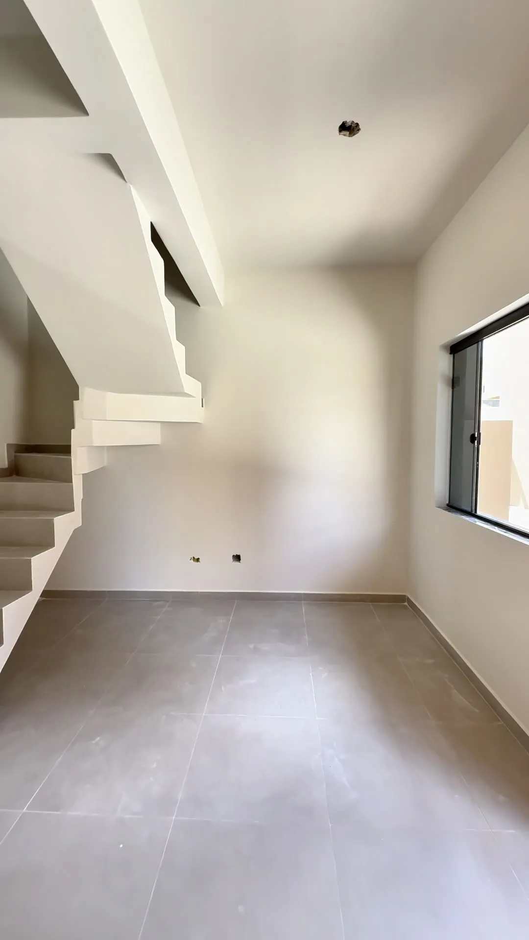 Sala com a escada para o pavimento superior