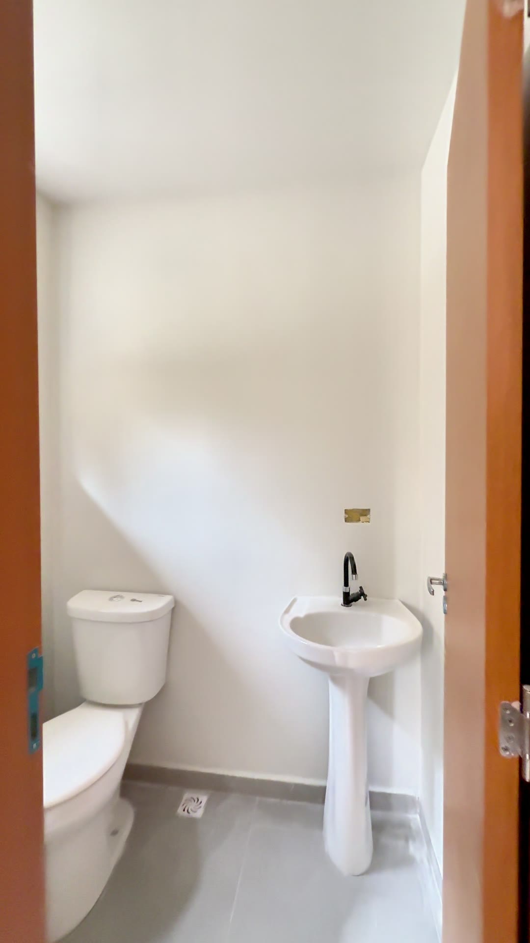 Lavabo com vaso e pia instalados