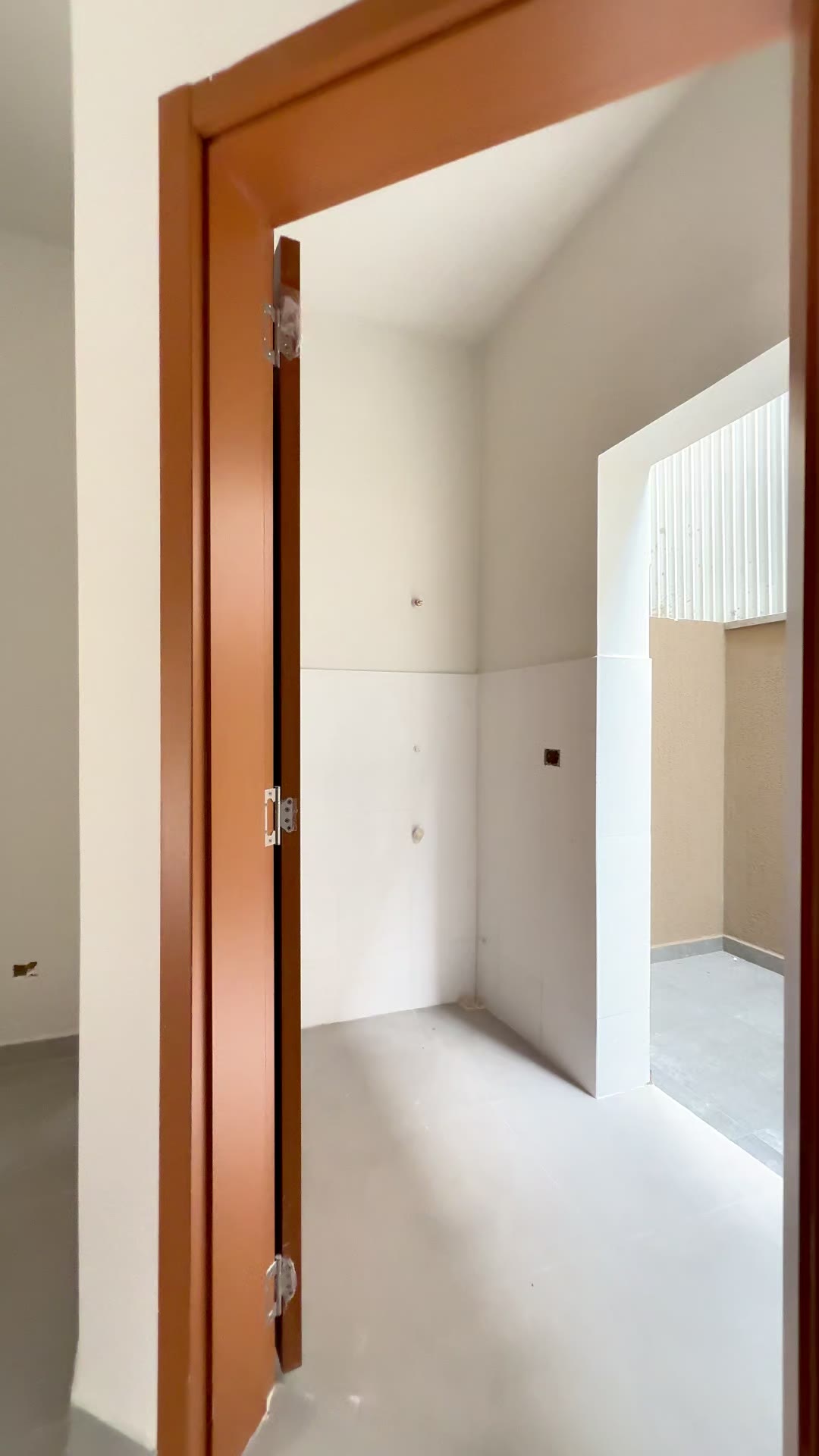 Porta para a cozinha e a lavanderia