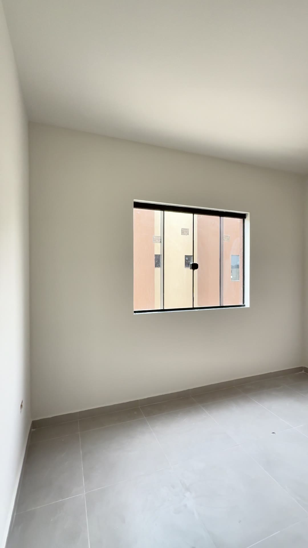 Quarto com janela ampla
